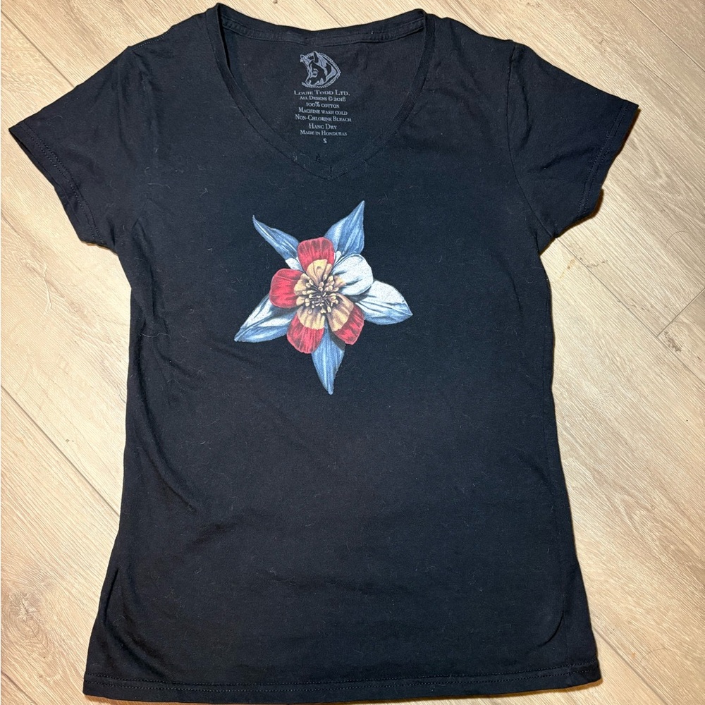 Elegant Black V-Neck Tee with Floral Accent (Colorado)